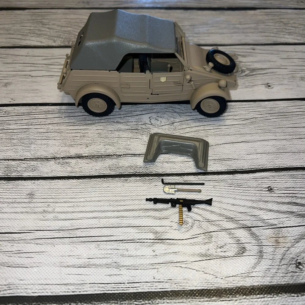 Hendrich Diecast Tan Black VW Typ 82 1:24 Truck Model Military Vehicle W/ Pieces